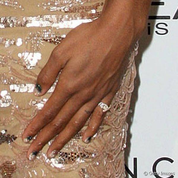 Para comparecer ao evento 5th Annual ESSENCE Black Women In Hollywood, em fevereiro de 2012, Kelly criou um degradé de glitter